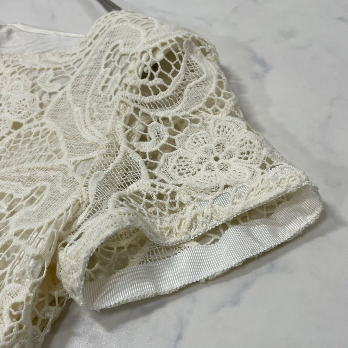 DUAL VIEW デュアルヴュー 日本製 切替 異素材 裏地付き 花柄 レース ジップ クルーネック 肩パット 半袖 ひざ丈 ワンピース ホワイト 40_画像5