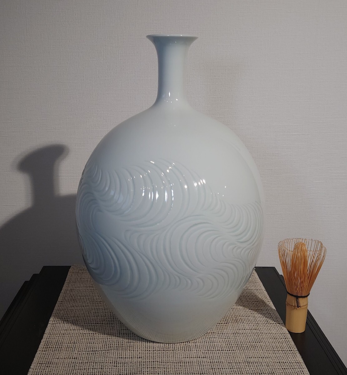 藤井朱明 作 有田焼 白磁 潮彫 花瓶 壷 花器 高さ約34.5cm 日展 藤井朱明 作 有田焼 白磁 潮彫 花瓶 壷 花器 高さ約34.5cm 日展