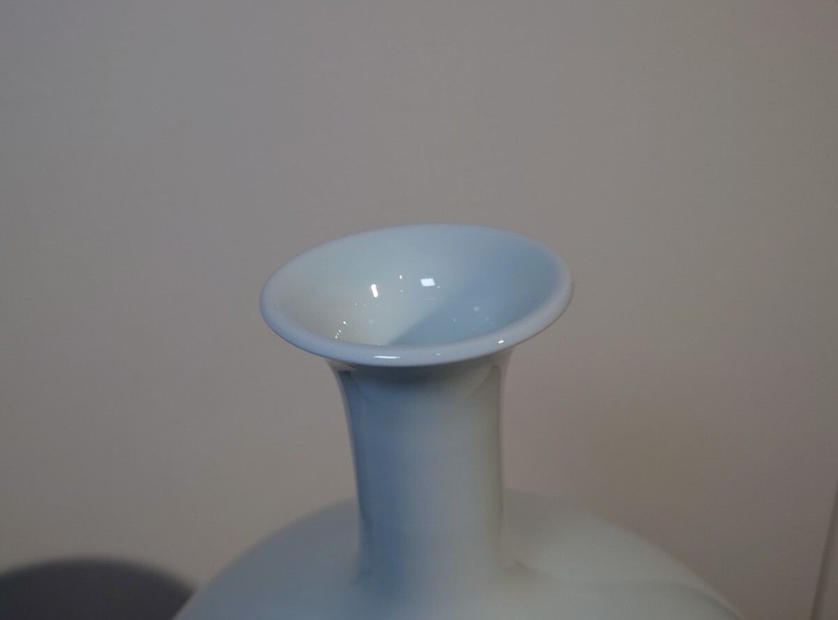 藤井朱明 作 有田焼 白磁 潮彫 花瓶 壷 花器 高さ約34.5cm 日展 藤井朱明 作 有田焼 白磁 潮彫 花瓶 壷 花器 高さ約34.5cm 日展