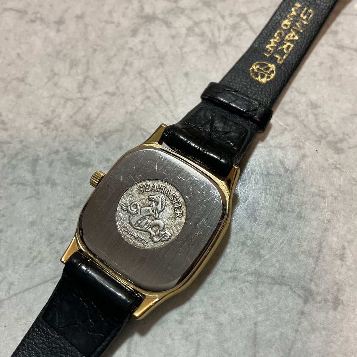 【稼働-電池交換済】OMEGA Seamaster オメガ シーマスター ゴールド文字盤(pán) スクエア デイト 3針 クォーツ 新品電池 現(xiàn)狀品 T12