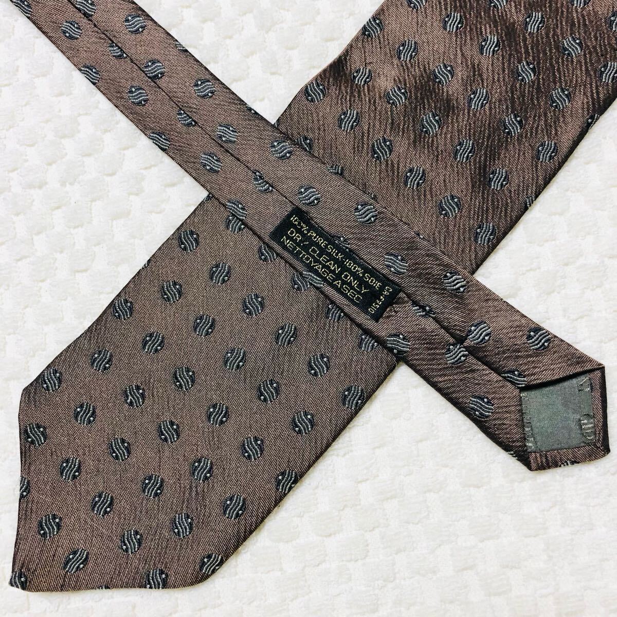 ■美品■GIORGIO ARMANI ジョルジオアルマーニ　ネクタイ　サークル　総柄　シルク100% イタリア制　ブラウン系　ビジネス