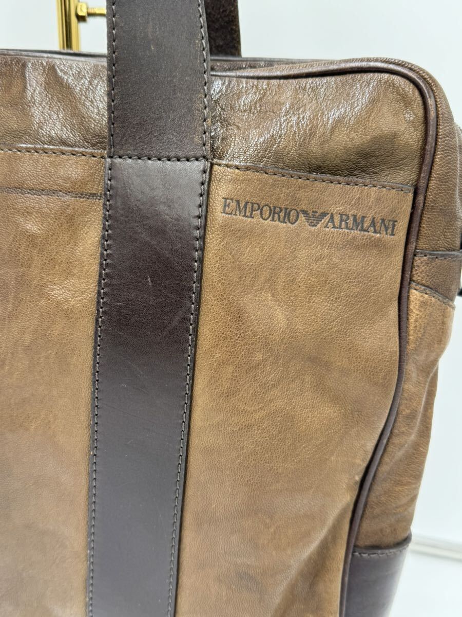 EMPORIO ARMANI 型押しロゴ入りで、お灑落