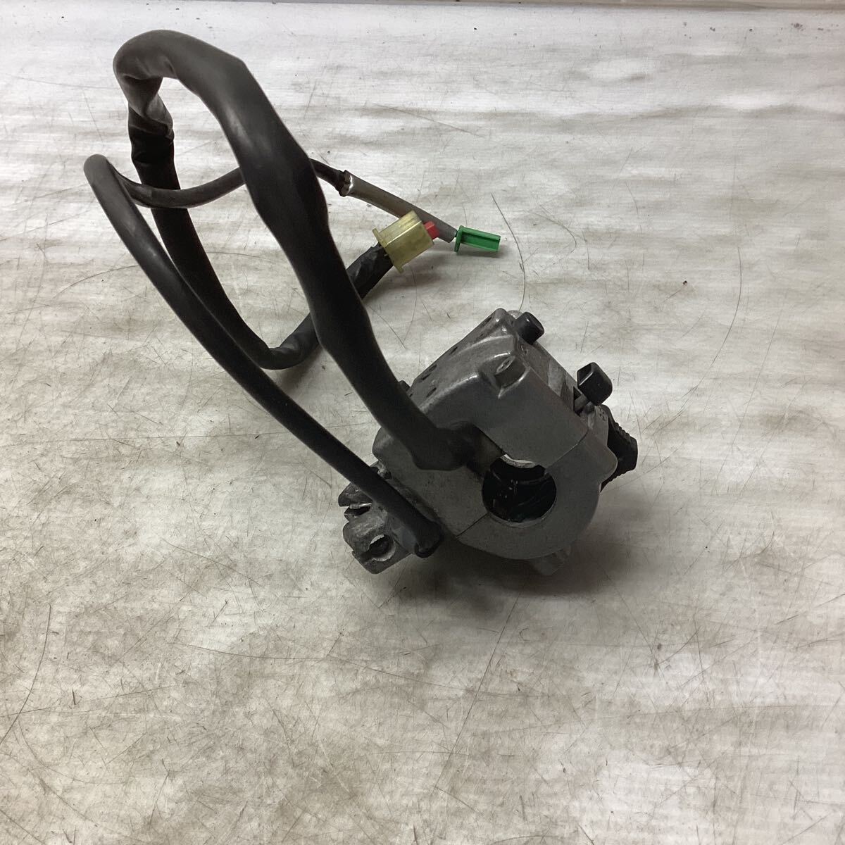 E36-23 ヤマハ ビーノ SA10J ハンドルスイッチ 右 動作確認済み 純正部品_画像2