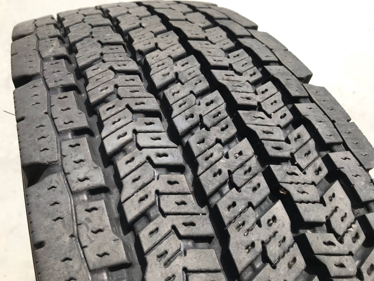 【M】 効くタイプ 中古 245/80R17.5  905W  ヨコハマ スタッドレス  2023年製 6本セット 片べりしにくい_画像2
