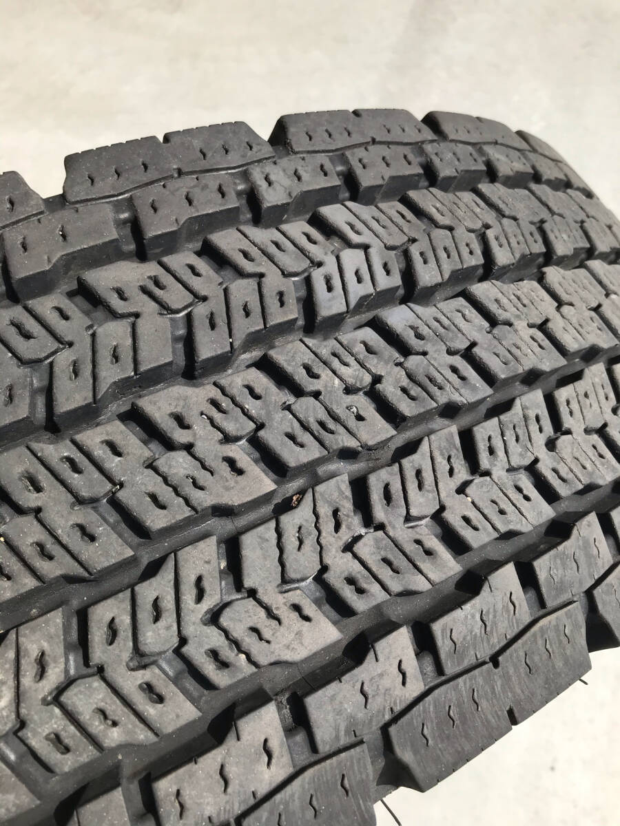 【M】 効くタイプ 中古 245/80R17.5  905W  ヨコハマ スタッドレス  2023年製 6本セット 片べりしにくい_画像3