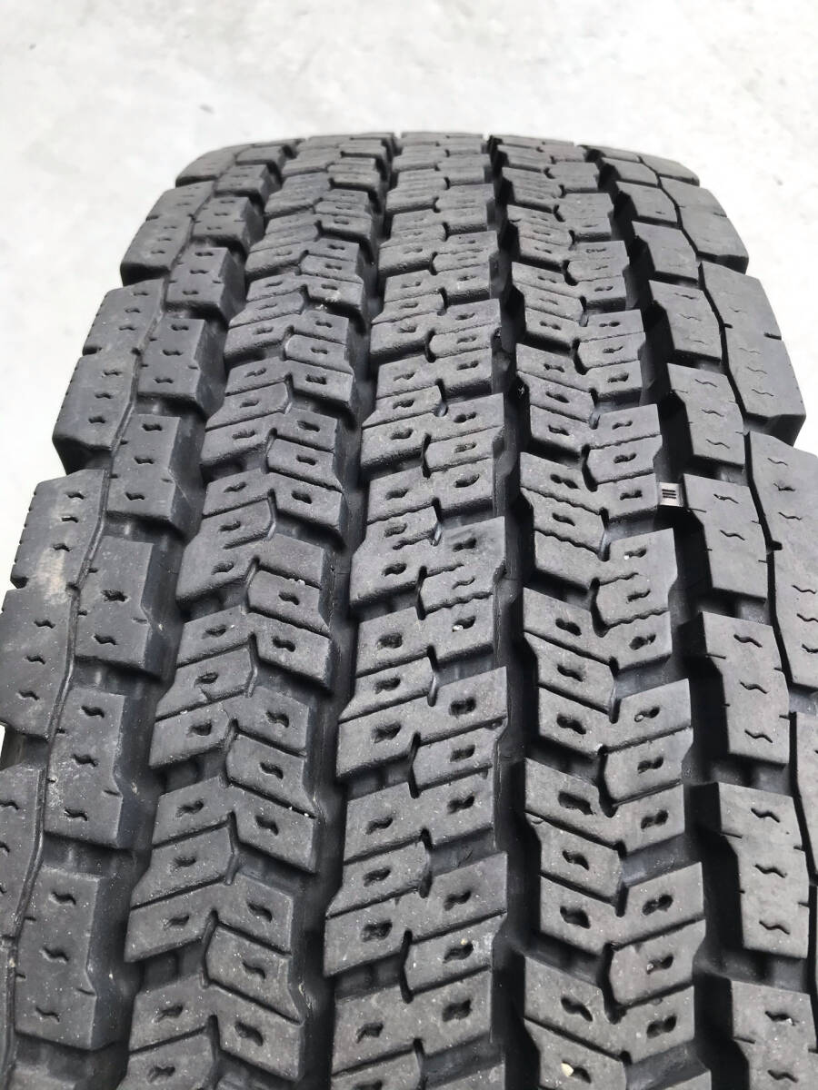 【M】 効くタイプ 中古 245/80R17.5  905W  ヨコハマ スタッドレス  2023年製 6本セット 片べりしにくい_画像4