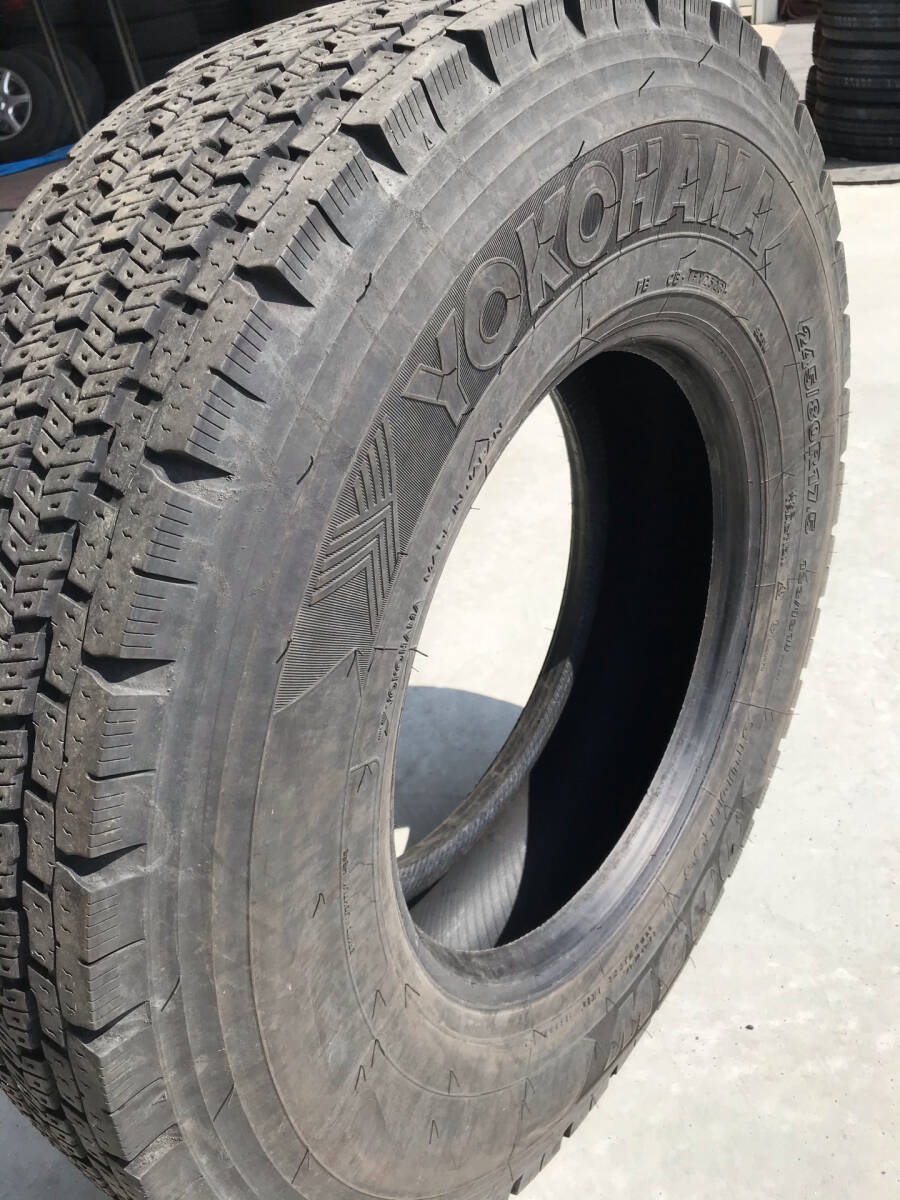 【M】 効くタイプ 中古 245/80R17.5  905W  ヨコハマ スタッドレス  2023年製 6本セット 片べりしにくい_画像5