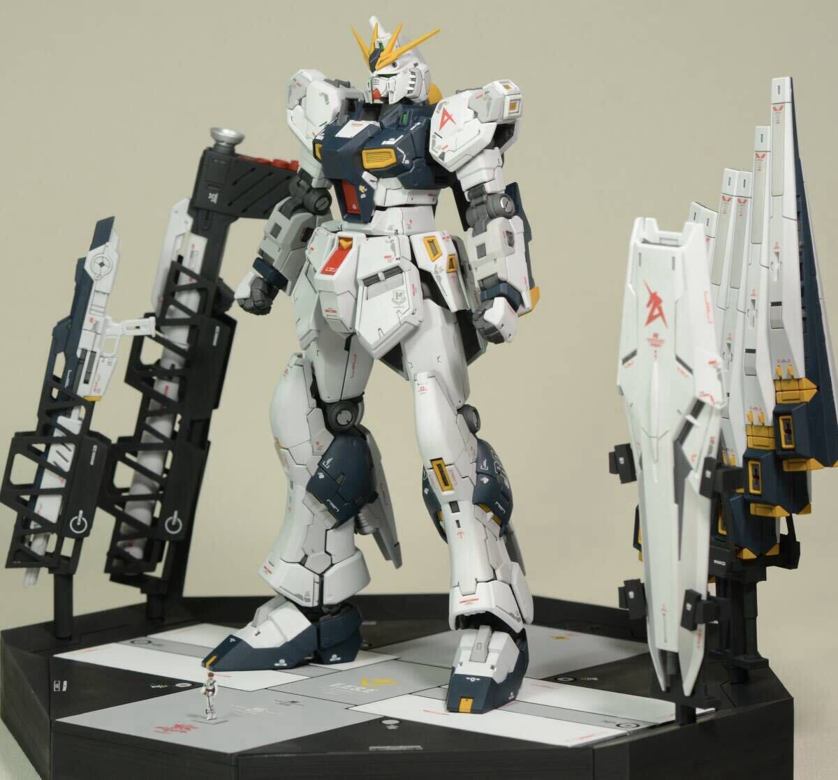 RG νガンダム 完成品 完全塗装済み カスタム ジオラマベース 逆