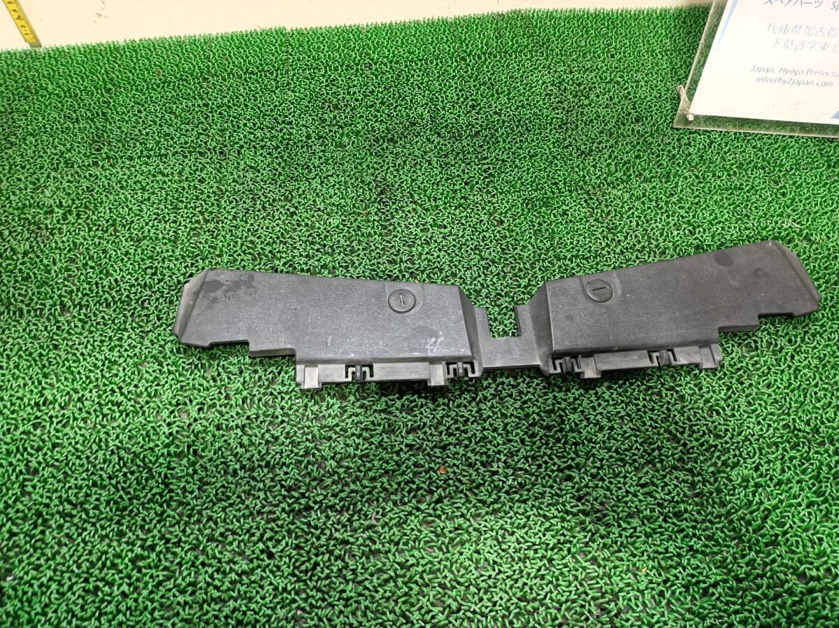 ボルボ　ラジエターアッパーサポート　940 エステート　E-9B230W　9B230W　ボルボ / 960、S90、V90　1997　＃hyj　NSP256110