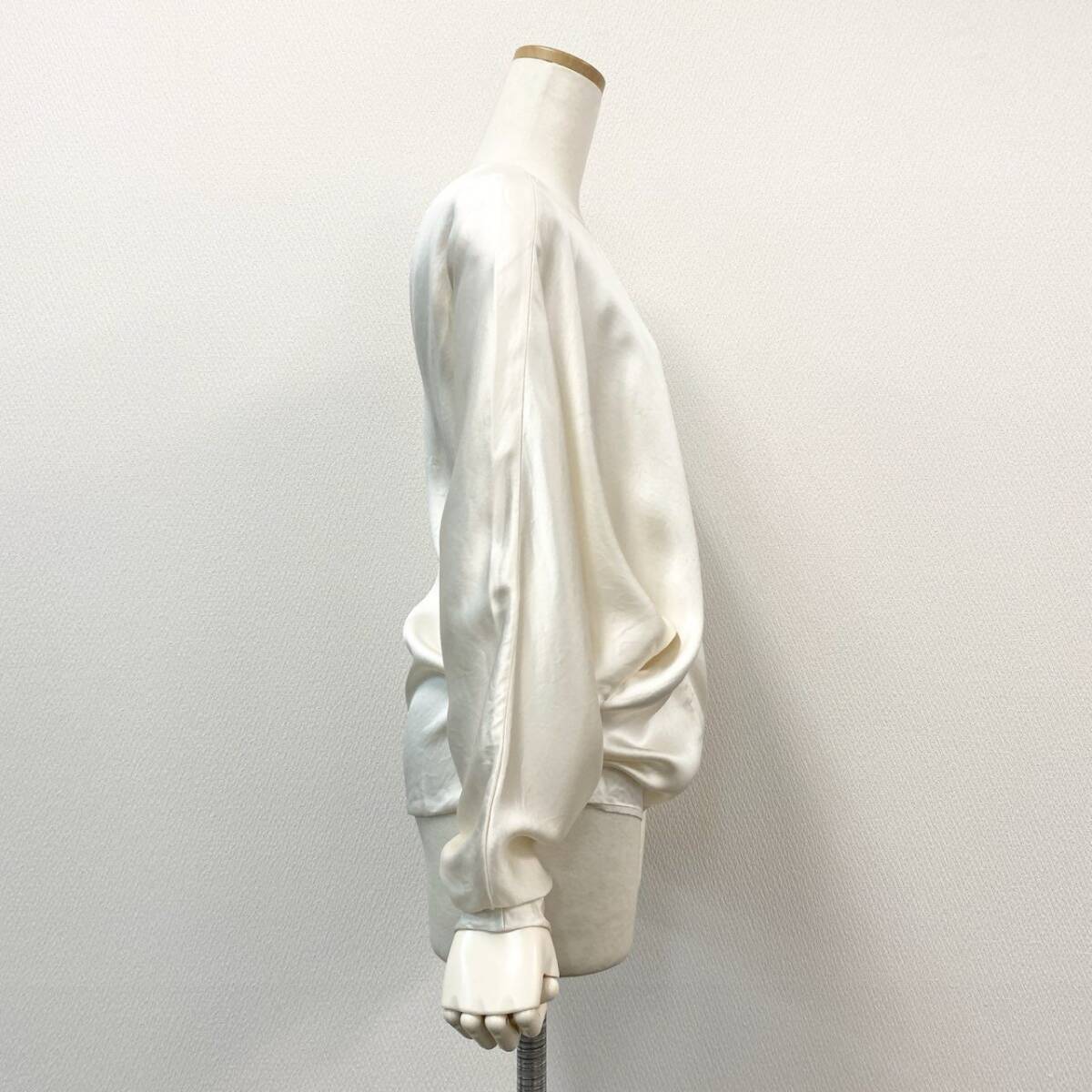 74c14 CHANEL シャネル 長袖シャツ シルクシャツ ドルマンスリーブ 薄手シャツ オープンバック 無地 フランス制 P64545V02919 38