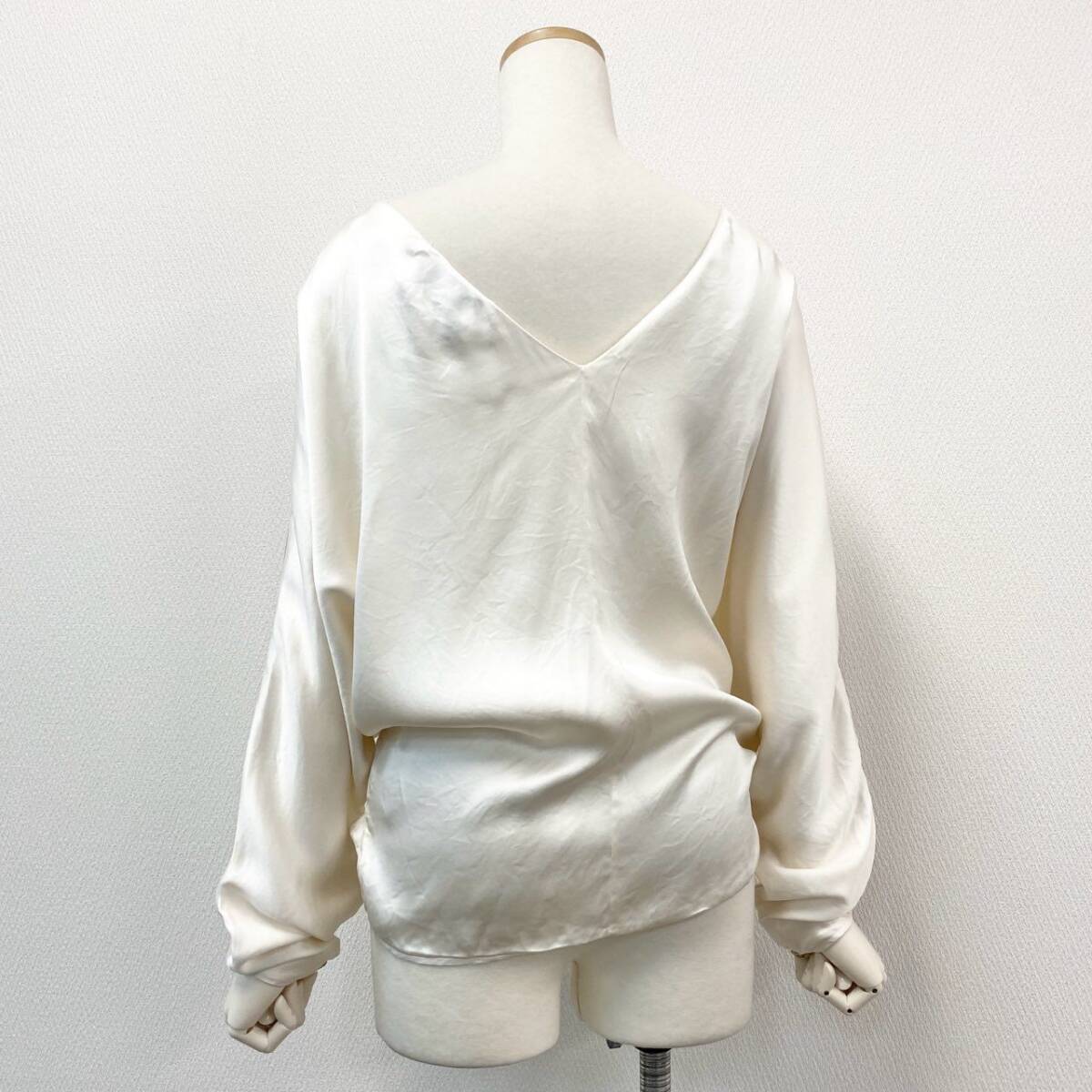 74c14 CHANEL シャネル 長袖シャツ シルクシャツ ドルマンスリーブ 薄手シャツ オープンバック 無地 フランス制 P64545V02919 38