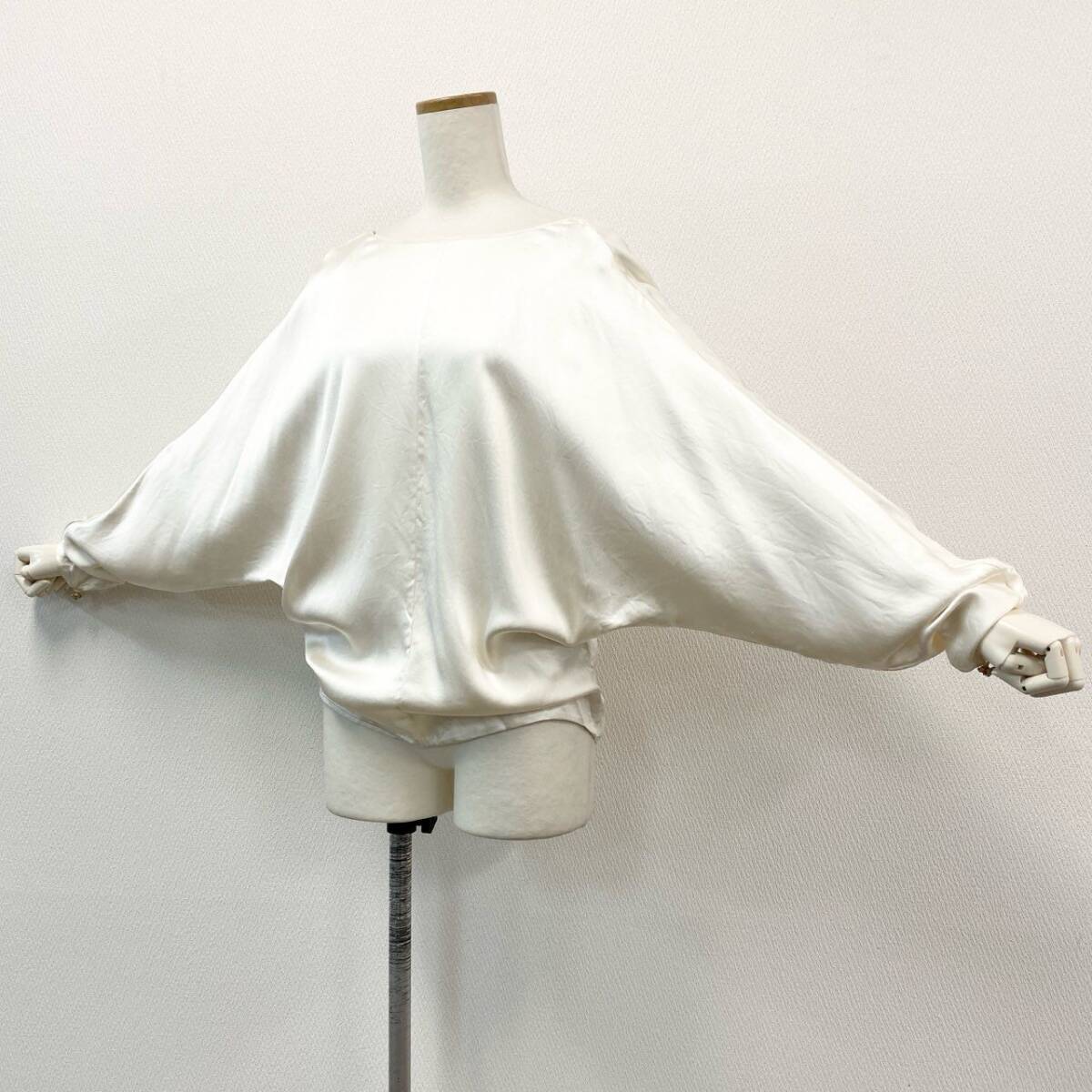 74c14 CHANEL シャネル 長袖シャツ シルクシャツ ドルマンスリーブ 薄手シャツ オープンバック 無地 フランス制 P64545V02919 38