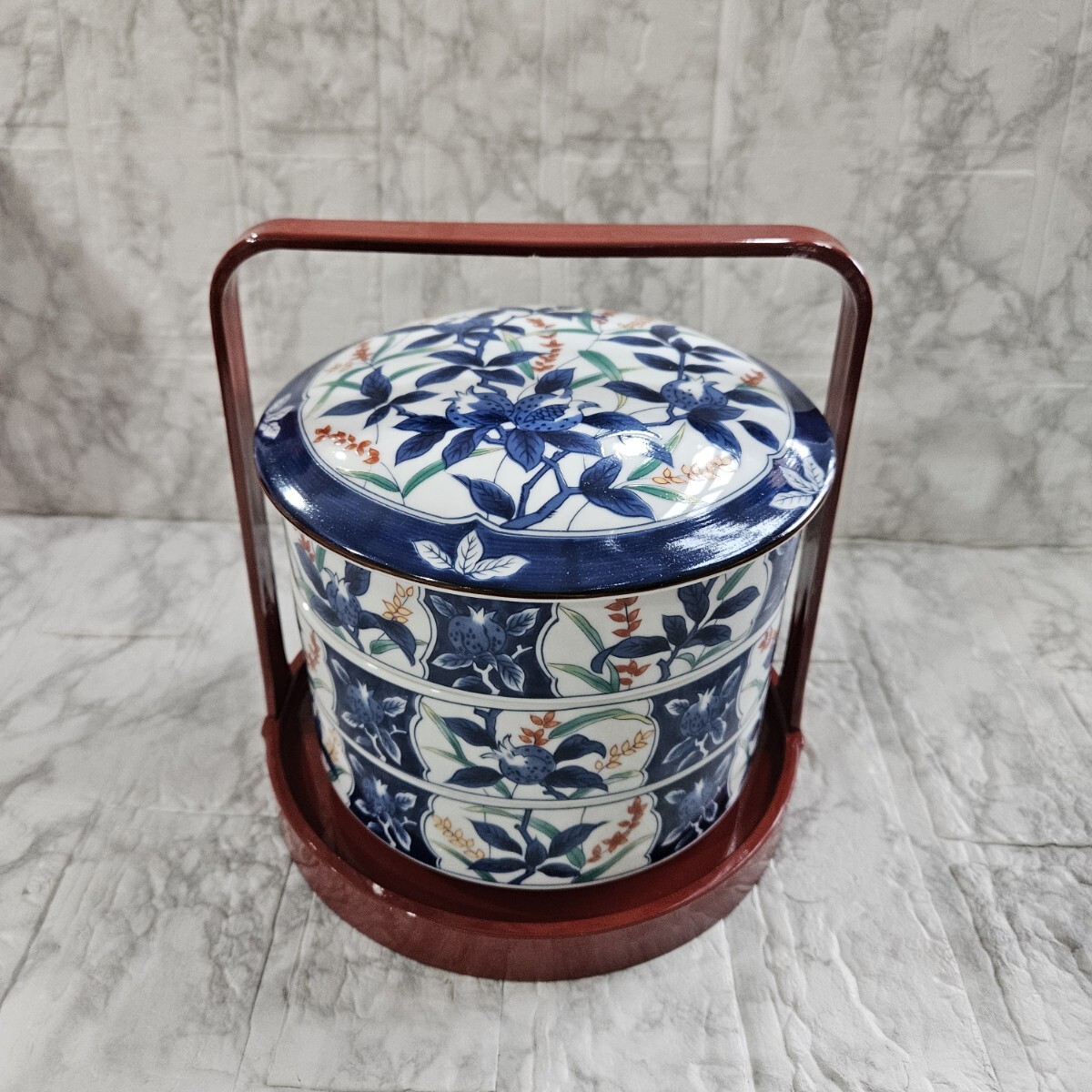 美品】 三段重 有田焼 庫山窯 和食器 陶器 錦木の実 お重 色絵