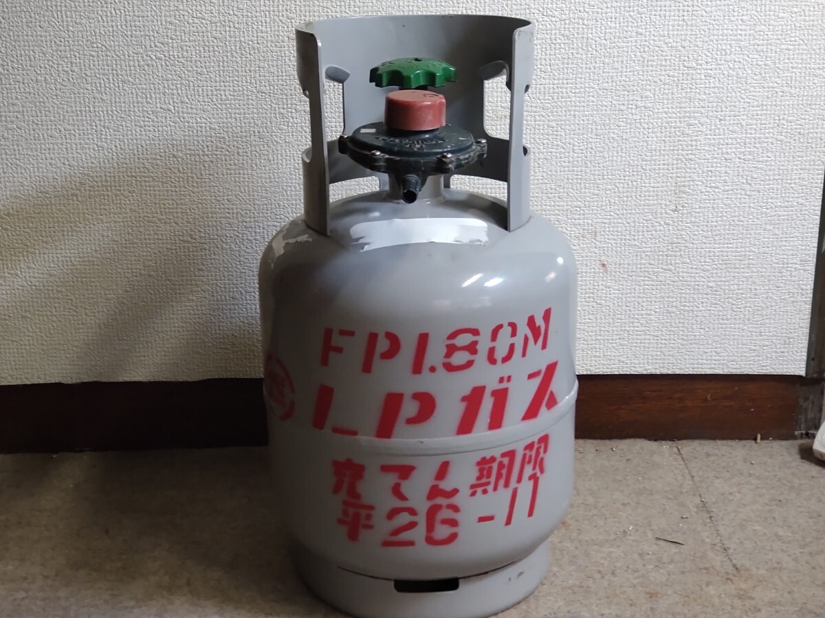 LPGプロパンガスボンベ、空タンク5㎏ 調整器付き 期限切れの中古 LPGプロパンガスボンベ、空タンク5㎏ 調整器付き 期限切れの中古