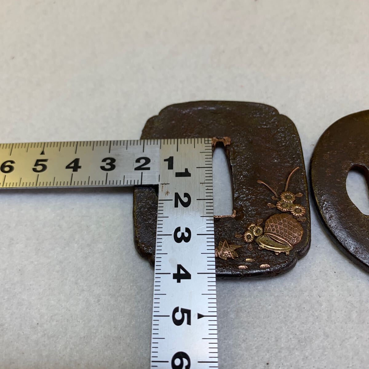 蔵出し 鍔 刀装具 金象嵌 時代武具 鉄鍔 2点まとめて(鍔、刀装具 蔵出し 鍔 刀装具 金象嵌 時代武具 鉄鍔 2点まとめて(鍔、刀装具