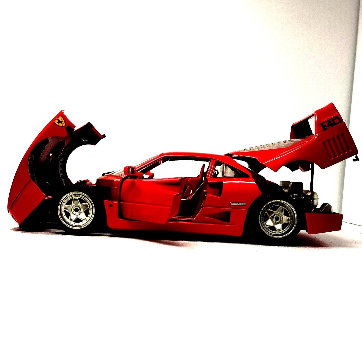 激レア 1/18 ギミック多数 エンジン再現 フェラーリ F40 1987 激レア 1/18 ギミック多数 エンジン再現 フェラーリ F40 1987