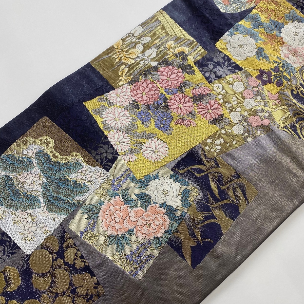 袋帯 秀品 じゅらく 落款 草花 色紙 刺繍 金糸 紫 六通 正絹 袋帯 秀品 じゅらく 落款 草花 色紙 刺繍 金糸 紫 六通 正絹