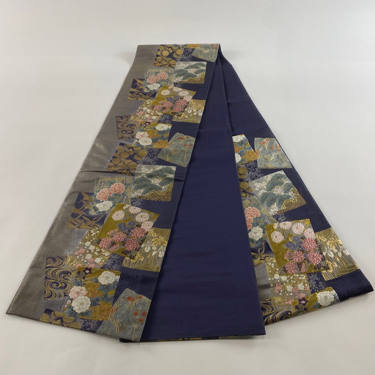 袋帯 秀品 じゅらく 落款 草花 色紙 刺繍 金糸 紫 六通 正絹 袋帯 秀品 じゅらく 落款 草花 色紙 刺繍 金糸 紫 六通 正絹