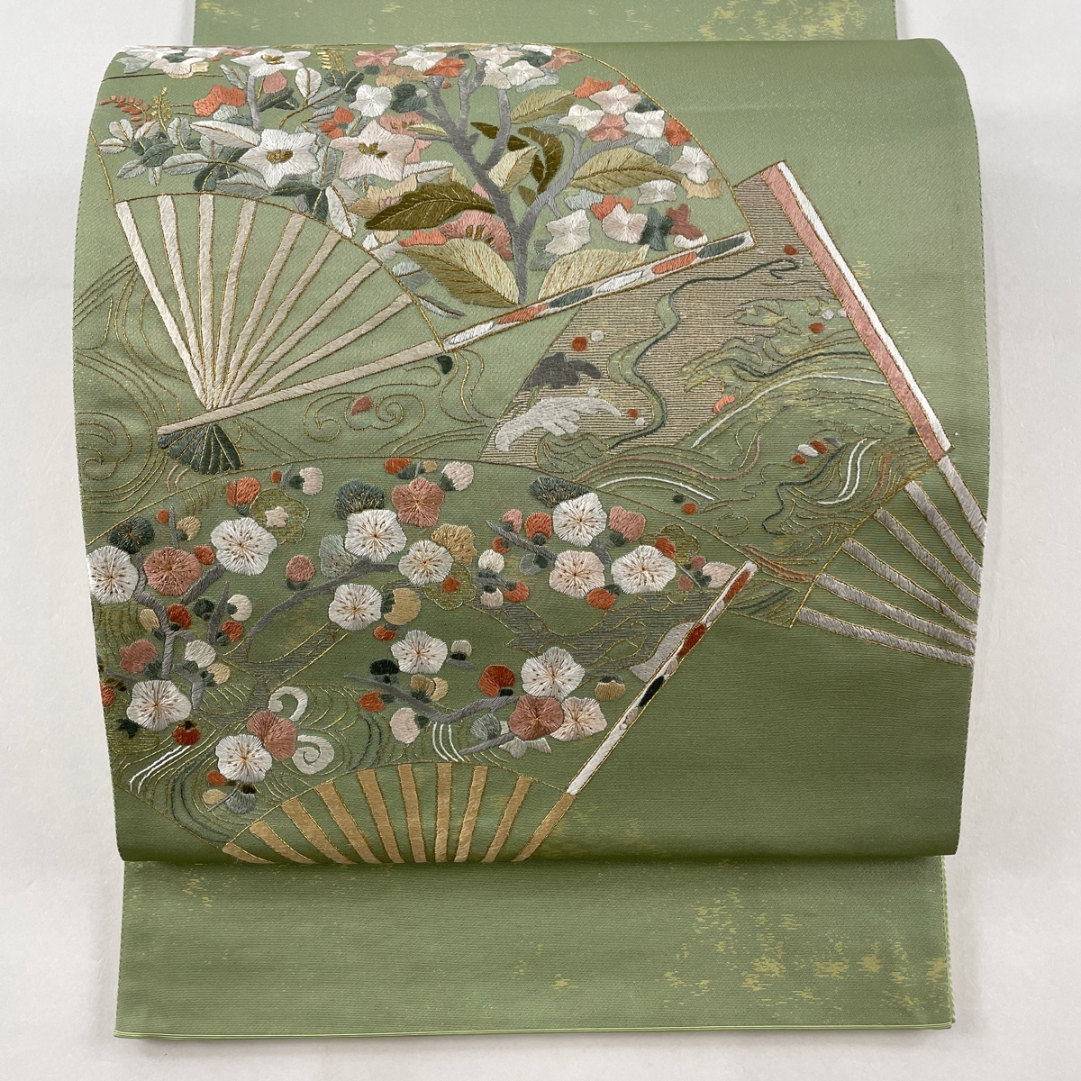 袋帯 名品 扇 梅 刺繍 金糸 よもぎ色 お太鼓柄 正絹 【中古 袋帯 名品 扇 梅 刺繍 金糸 よもぎ色 お太鼓柄 正絹 【中古