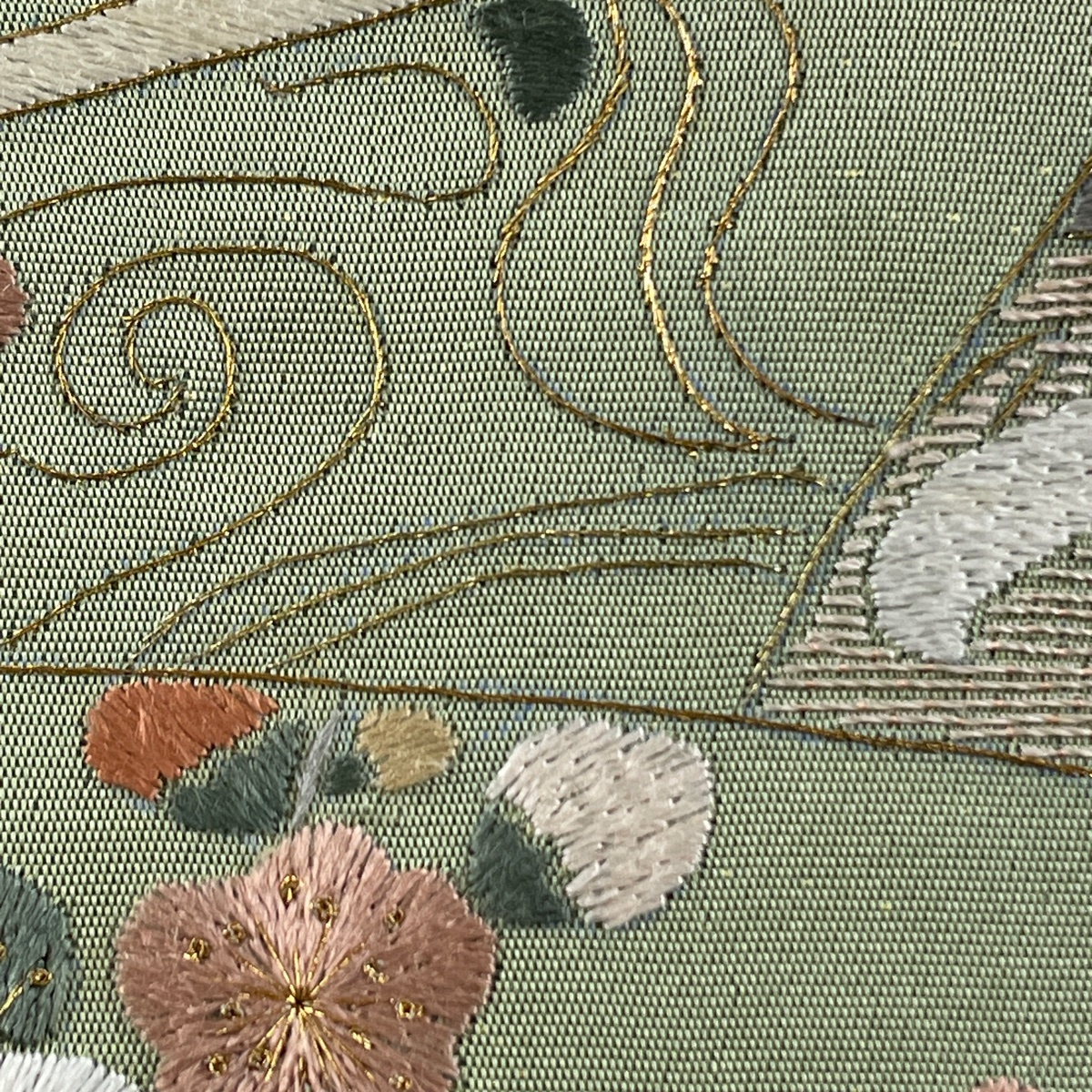 袋帯 名品 扇 梅 刺繍 金糸 よもぎ色 お太鼓柄 正絹 【中古 袋帯 名品 扇 梅 刺繍 金糸 よもぎ色 お太鼓柄 正絹 【中古