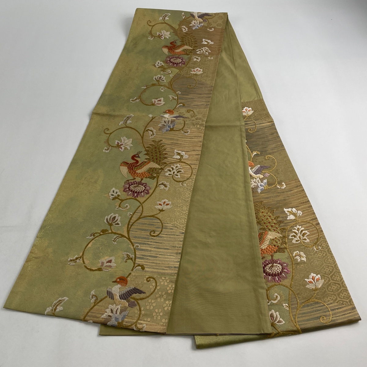 袋帯 美品 秀品 鳥 花唐草 箔 刺繍 よもぎ色 六通 正絹 【中古 袋帯 美品 秀品 鳥 花唐草 箔 刺繍 よもぎ色 六通 正絹 【中古