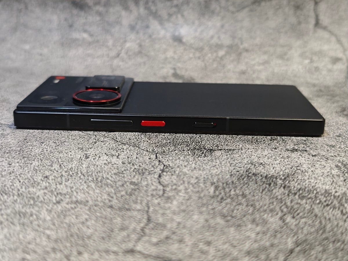 【緊急値下げ中/美品】Nubia Z60 Ultra 8GB+256GB Black【今日のみ】