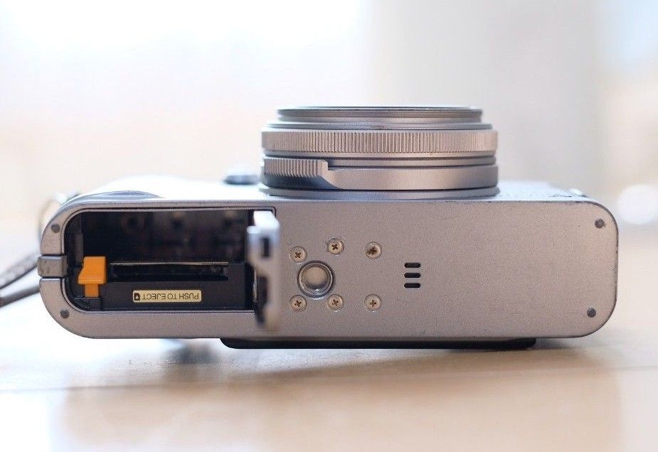 限界値下げ!動作品!FUJIFILM デジタルカメラ x100s オマケ付き! 限界値下げ 動作品 良品 FUJIFILM デジタルカメラ x-100s オマケ