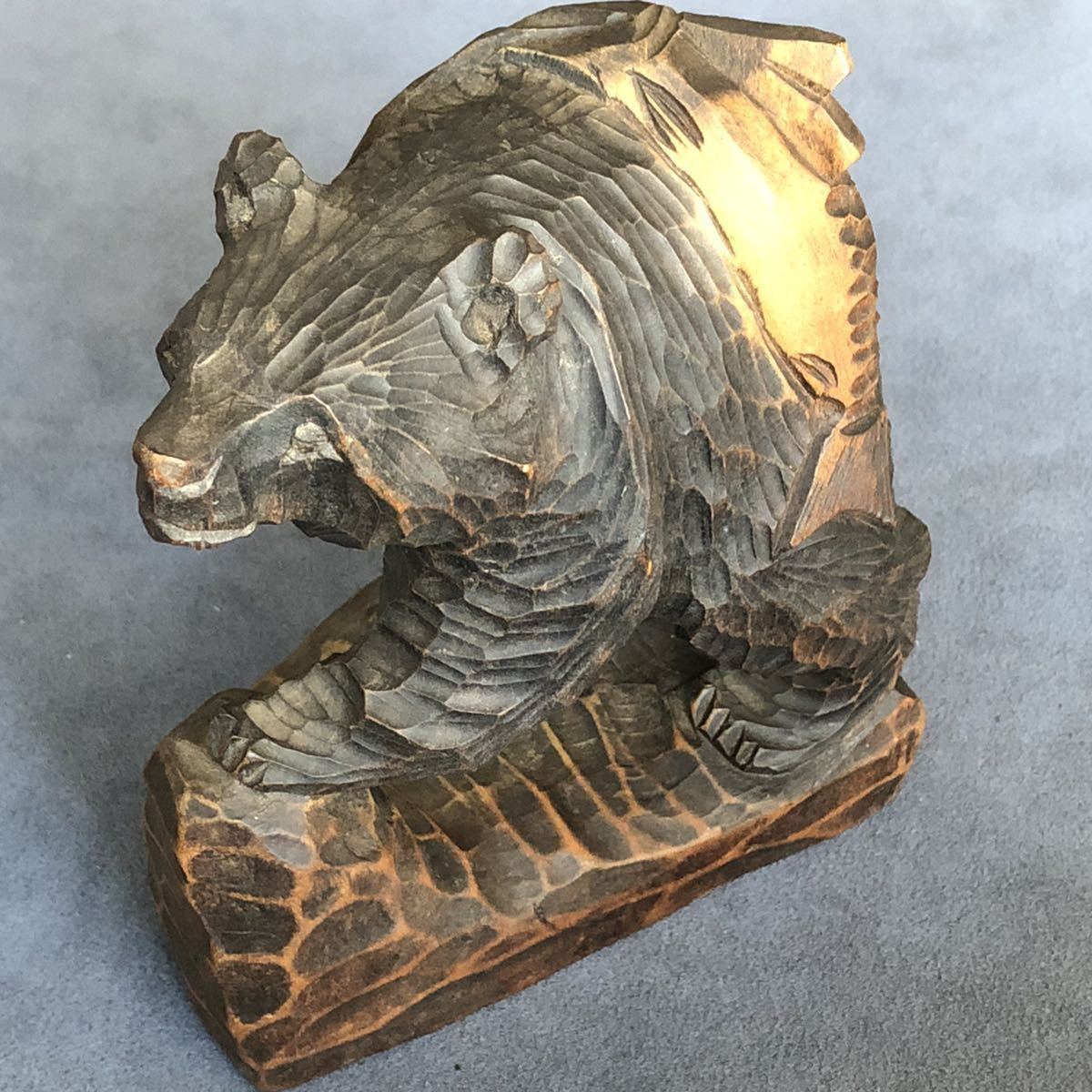 北海道・民芸品 木彫り熊「鮭を背負う熊」★昭和レトロ♪中古品