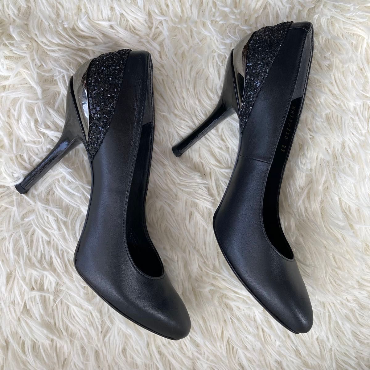 美品 ダイアナ DIANA ブラック ハイヒール 後ろ側ラメ 23cm 美品 ダイアナ DIANA ブラック ハイヒール 後ろ側ラメ 23cm