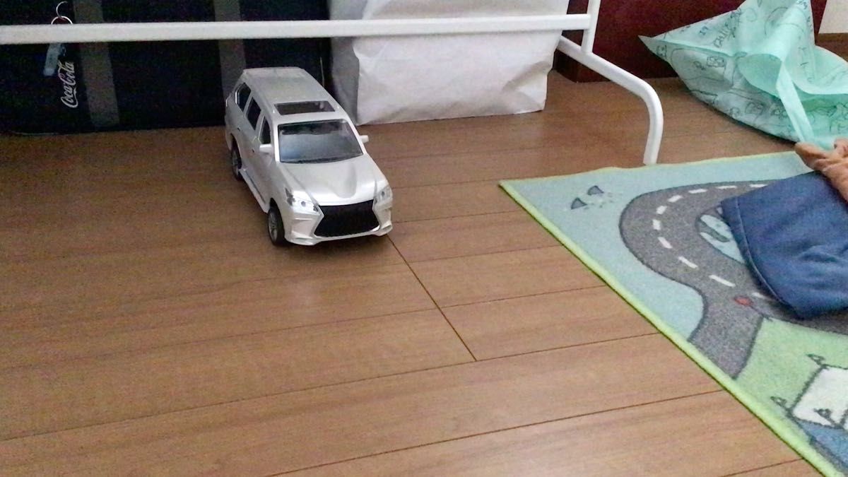 【コントローラー付き】動かすとライトひかる! レクサス LM似 ミニカー ホワイト 車