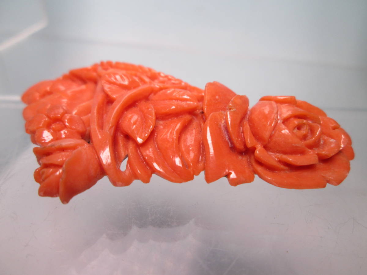 アンティーク・本珊瑚花籠に薔薇と菊花細密彫刻の帯留め-