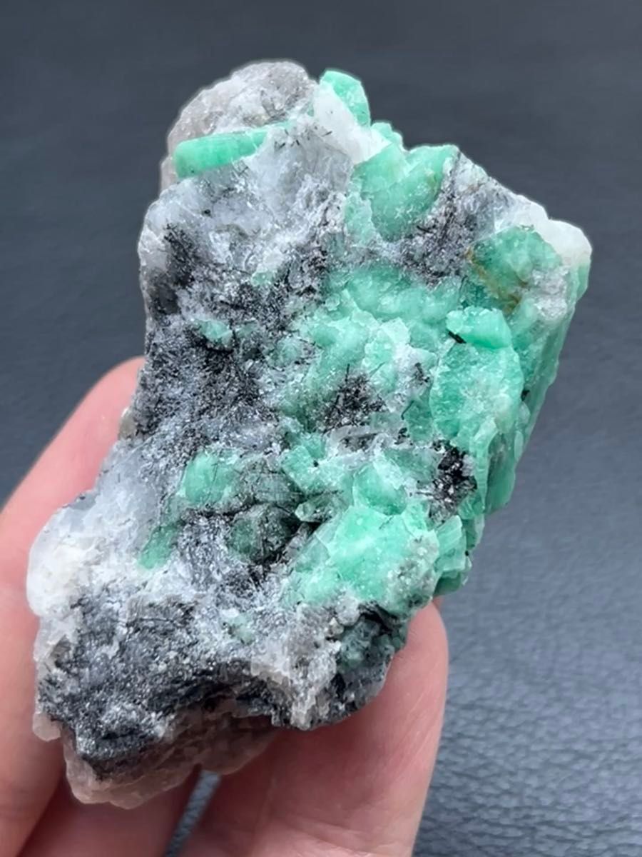 天然エメラルド原石 緑柱石 ベリル 翠玉 5月誕生石 コロンビア産 鉱物 標本