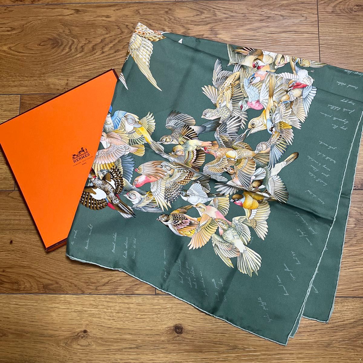 Hermes' エルメス 大判 スカーフ カモ 鴨 鳥 スズメ 雀 カーキ Hermes' エルメス 大判 スカーフ カモ 鴨 鳥 スズメ 雀 カーキ