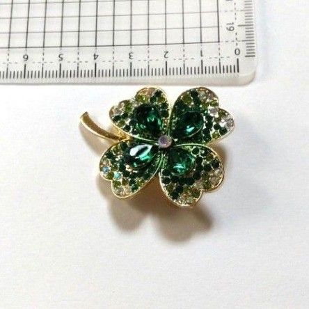 ブローチ　クローバーC　グリーン　緑　ジルコニア　ゴールドカラー　幸運　かわいい