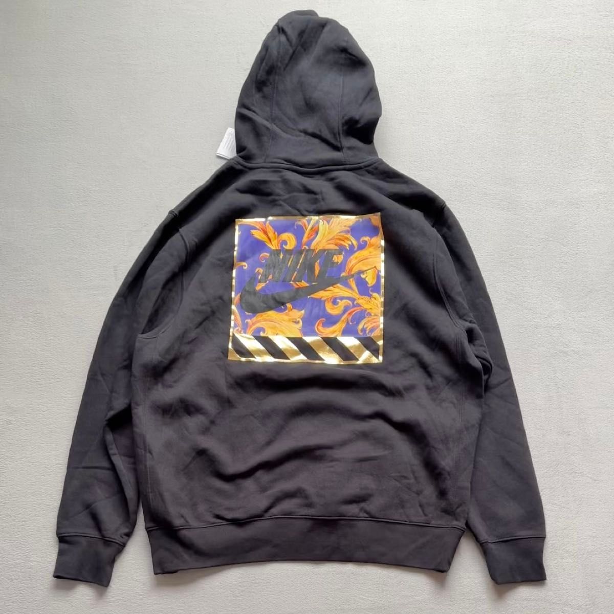 新品 NIKE ナイキ プルオーバー パーカー フューチュラ ロゴ バックプリント 黒 ブラック 金 裏起毛 XL