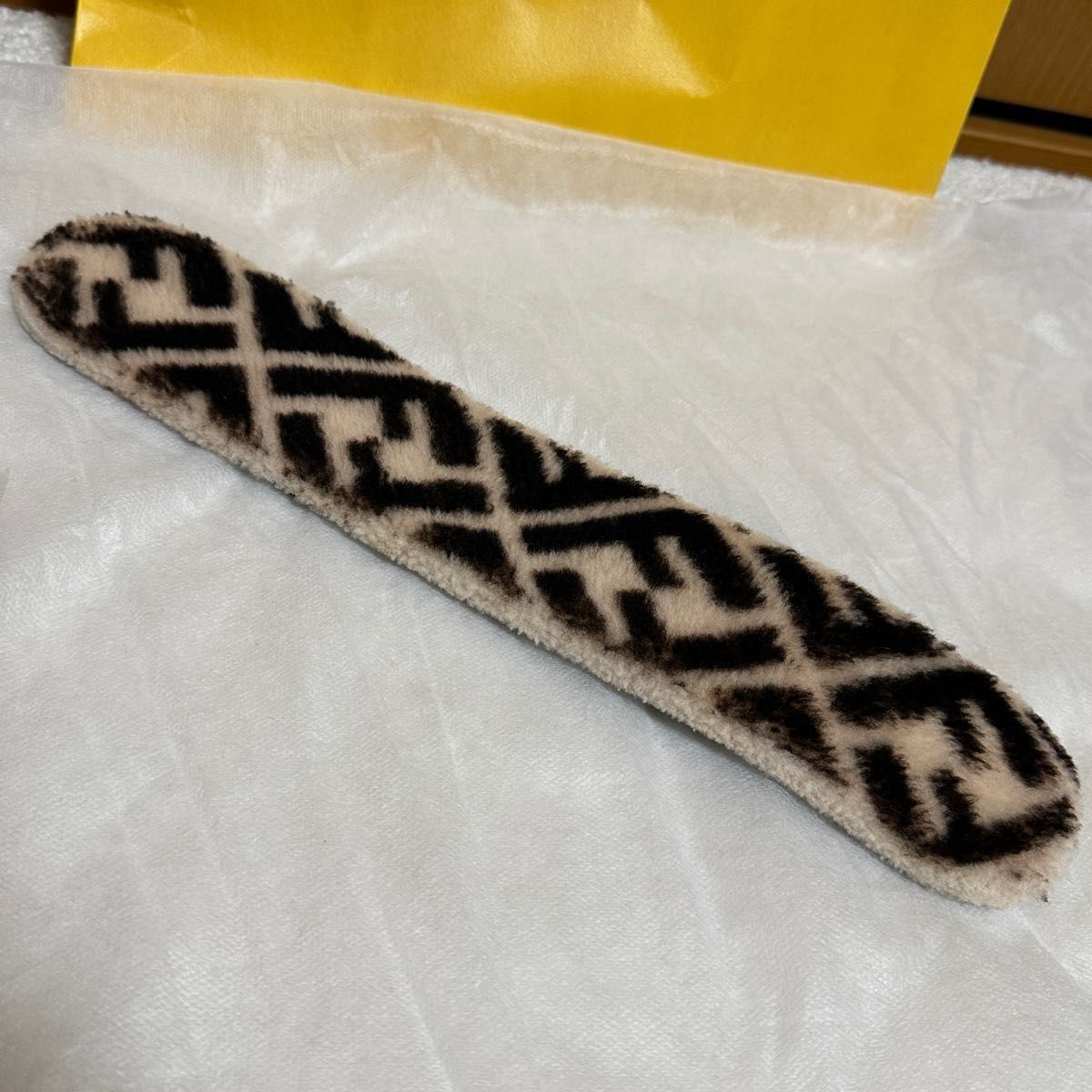 FENDI ズッカ柄 ショルダー ストラップスルー ロゴ もこもこ FENDI ズッカ柄 ショルダー ストラップスルー ロゴ もこもこ