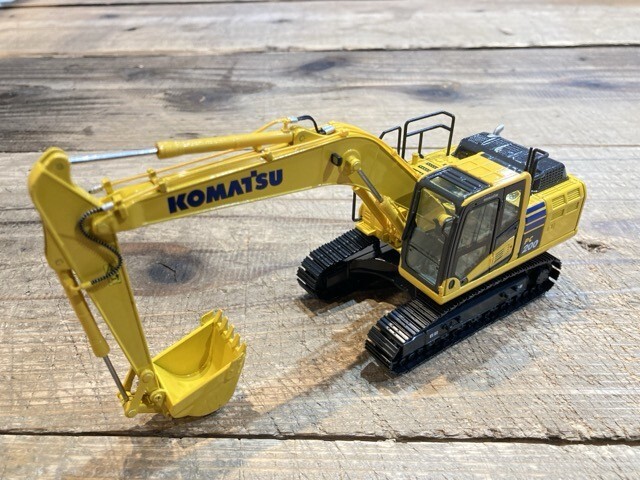 コマツ PC200-10 掘削機1/50スケール 新品未開封