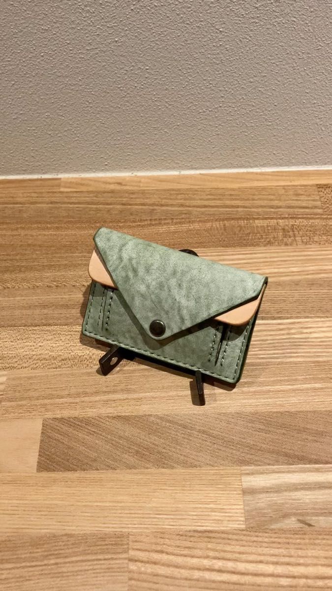 掌サイズのコンパクトウォレット グリーン