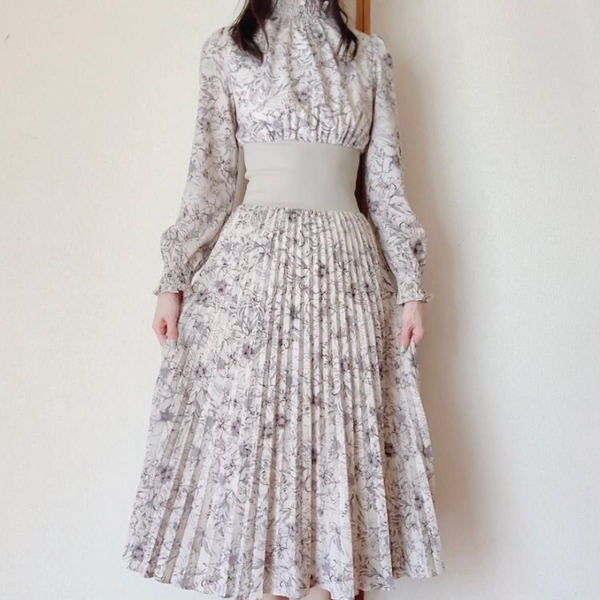 トッコクローゼット ウエストリブシャーリングフラワープリーツワンピース ベージュ 美品