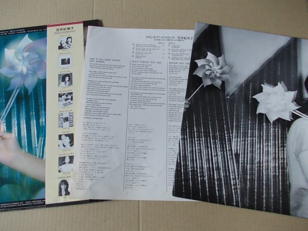 P5352　即決　LPレコード　笠井紀美子『ラウンド・アンド・ラウンド』　帯付_画像2