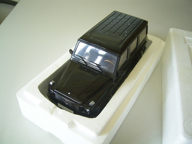 誕生日プレゼント R2317-1 オートアート　メルセデスベンツ　Gワゴン　ミニカー　1/18　黒 乗用車