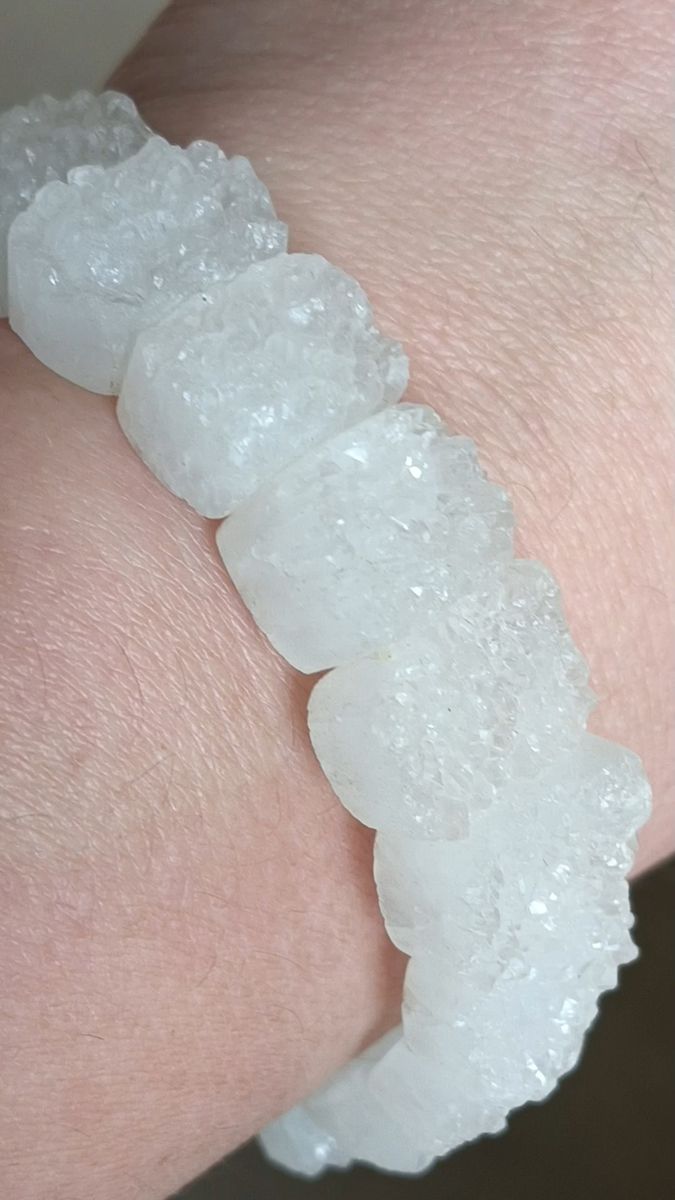 氷の様に細かいキラキラが美しいドゥルージーアゲートのバングル内径約17センチ ジオード