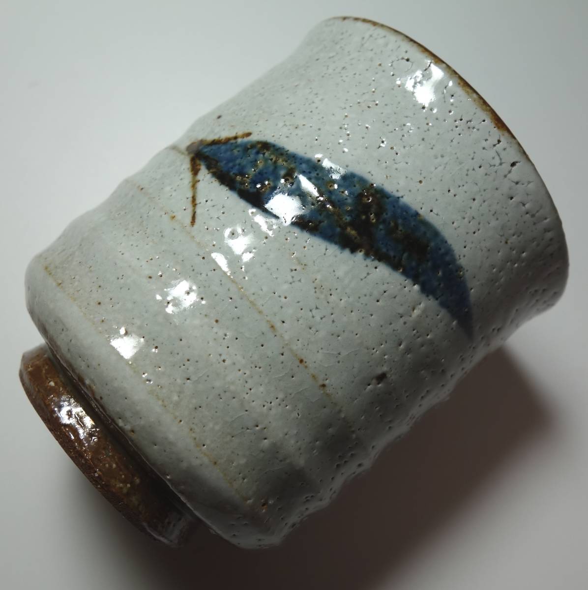 高級茶器 青雲 青葉図 寝かせ土 鉄釉口縁 手作り痕で滑り止め 煎茶器の画像1