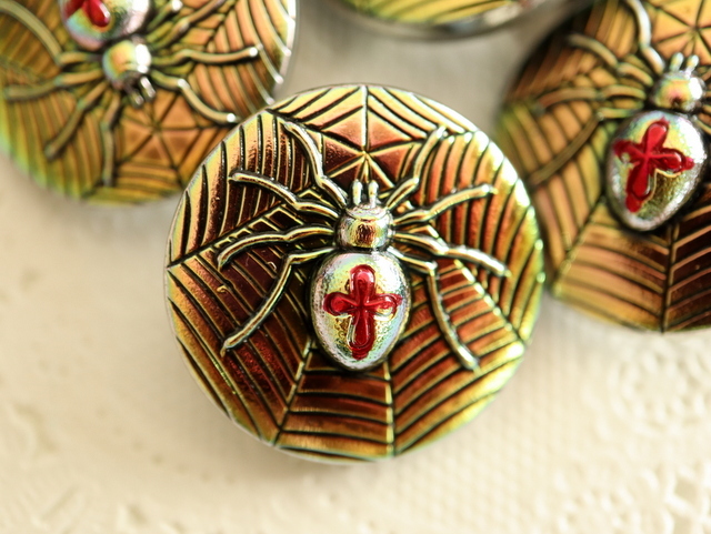 チェコ ヴィンテージ 美しい ガラス ボタン 職人 手作り クモの巣 スパイダー ハロウィン レッド ゴールド コレクション パーツ 22mm 1個_美しいチェコ製のガラスボタンです