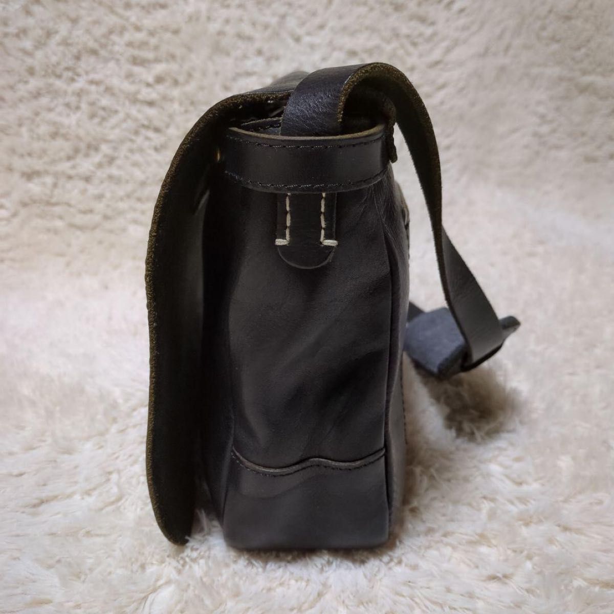 美品 SLOW レザーショルダーバッグ メッセンジャーバッグ 美品 SLOW レザーショルダーバッグ メッセンジャーバッグ
