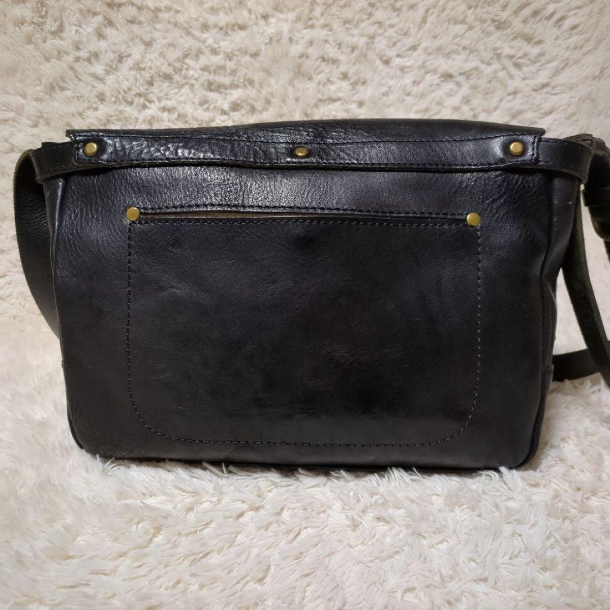 美品 SLOW レザーショルダーバッグ メッセンジャーバッグ 美品 SLOW レザーショルダーバッグ メッセンジャーバッグ