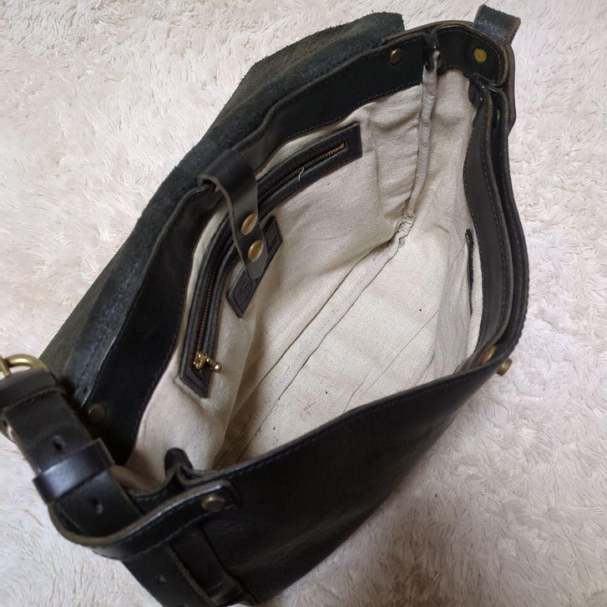 美品 SLOW レザーショルダーバッグ メッセンジャーバッグ 美品 SLOW レザーショルダーバッグ メッセンジャーバッグ