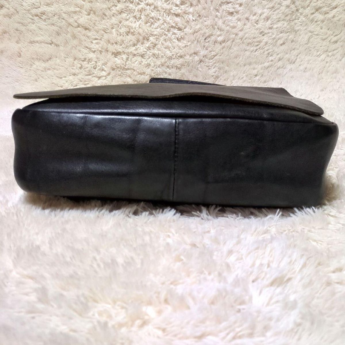 美品 SLOW レザーショルダーバッグ メッセンジャーバッグ 美品 SLOW レザーショルダーバッグ メッセンジャーバッグ