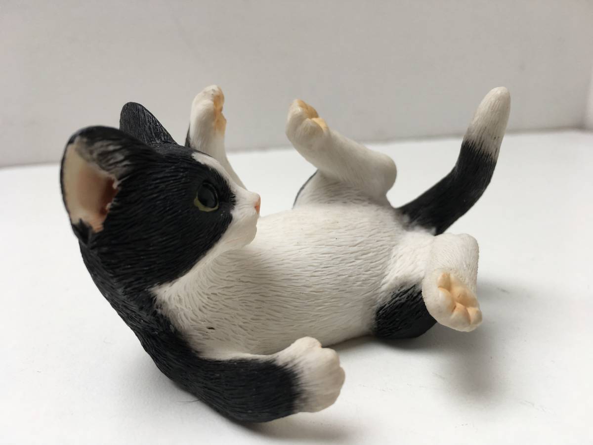 シェラット＆シンプソン 仰向けのハチワレ猫の置物 白黒ねこ ネコ フィギュリン_画像7