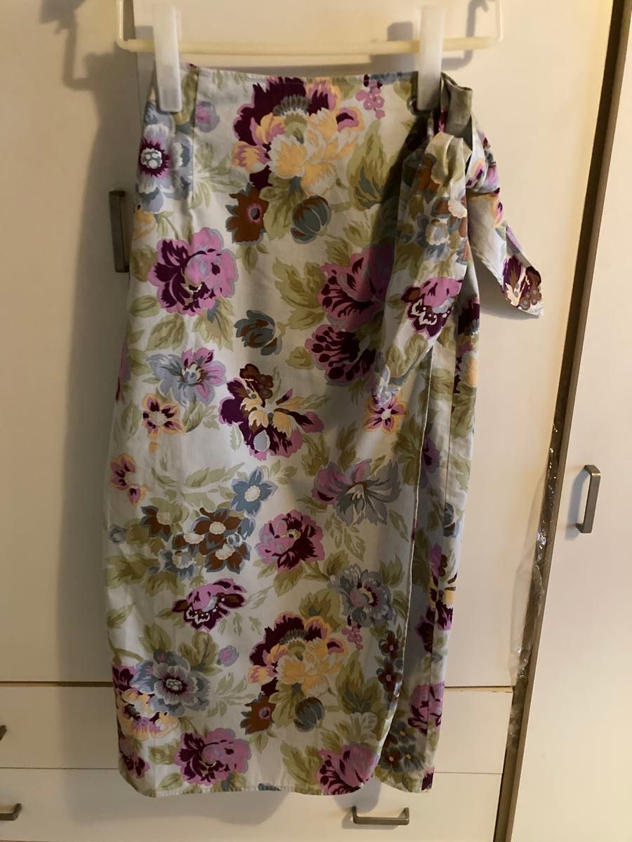 【タグ付き未使用品❗】茶色地にピンクの花が上品な巻きスカート38M タグ付き未使用品❗】茶色地にピンクの花が上品な巻きスカート38M